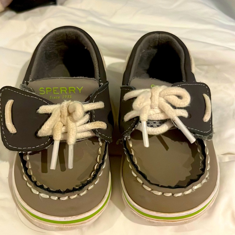 Sperry Velcro boat shoes worn a couple of times excellent condition